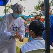 Caleños se vacunan contra el covid-19 y acceden de manera gratuita a los escenarios deportivos