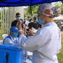 Caleños se vacunan contra el covid-19 y acceden de manera gratuita a los escenarios deportivos