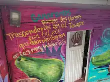 La comuna 20 fortalece el turismo coloreando la Calle de la Poesía