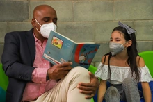 Secretaría de Educación entregó bibliotecas escolares a colegios oficiales 
