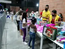 Vecinos de la comuna 7 disfrutaron de villancicos y un compartir navideño en el cuerto día de la novena de aguinaldos