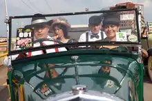 El desfile de autos clásicos fue un viaje al pasado con historias sobre ruedas