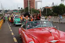 El desfile de autos clásicos fue un viaje al pasado con historias sobre ruedas