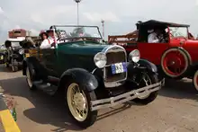 El desfile de autos clásicos fue un viaje al pasado con historias sobre ruedas