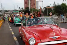 El desfile de autos clásicos fue un viaje al pasado con historias sobre ruedas