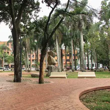 Alcalde Ospina recorre el Parque Central y exalta el talento de la mujer colombiana