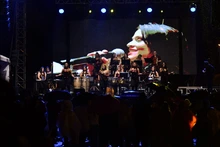 A pesar de la lluvia, fue todo un éxito el Concierto Tropical de la Calle de la Feria