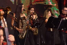 A pesar de la lluvia, fue todo un éxito el Concierto Tropical de la Calle de la Feria