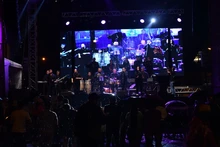 A pesar de la lluvia, fue todo un éxito el Concierto Tropical de la Calle de la Feria