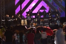 A pesar de la lluvia, fue todo un éxito el Concierto Tropical de la Calle de la Feria