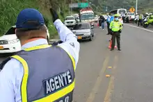 Agentes de tránsito regulan el ingreso vehícular, en el plan retorno 