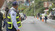 Agentes de tránsito regulan el ingreso vehícular, en el plan retorno 