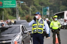 Agentes de tránsito regulan el ingreso vehícular, en el plan retorno 