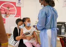 Unidades móviles de vacunación llegarán a colegios para aumentar cobertura en estudiantes