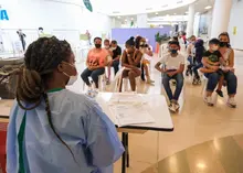 Unidades móviles de vacunación llegarán a colegios para aumentar cobertura en estudiantes