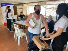 32 sillas de ruedas se entregaron para personas con discapacidad en la comuna 11
