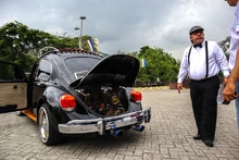Autos clásicos engalanaron el Bulevar del Río