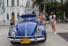 Autos clásicos engalanaron el Bulevar del Río