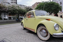 Autos clásicos engalanaron el Bulevar del Río
