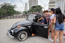 Autos clásicos engalanaron el Bulevar del Río
