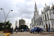 Autos clásicos engalanaron el Bulevar del Río