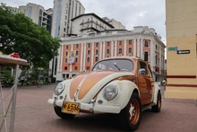 Autos clásicos engalanaron el Bulevar del Río