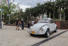 Autos clásicos engalanaron el Bulevar del Río