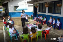 Una maestra muy creativa ambienta el regreso a clases de los más pequeños