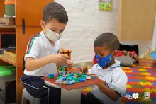 Una maestra muy creativa ambienta el regreso a clases de los más pequeños