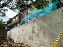 Avanza la construcción de muros de contención en zonas de riesgo