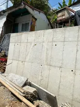 Avanza la construcción de muros de contención en zonas de riesgo
