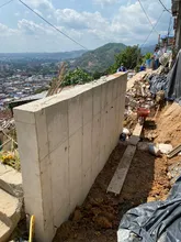 Avanza la construcción de muros de contención en zonas de riesgo