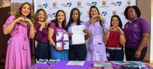 Un ramillete de violetas engalanó la plazoleta del CAM