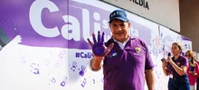 Un ramillete de violetas engalanó la plazoleta del CAM