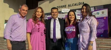 Un ramillete de violetas engalanó la plazoleta del CAM