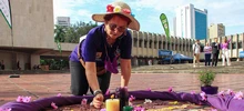 Un ramillete de violetas engalanó la plazoleta del CAM