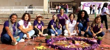 Un ramillete de violetas engalanó la plazoleta del CAM