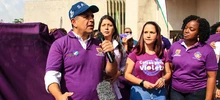 Un ramillete de violetas engalanó la plazoleta del CAM