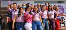Un ramillete de violetas engalanó la plazoleta del CAM