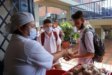 Comunidades educativas celebran restablecimiento de la alimentación escolar