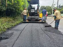 Con maquinaria y obreros, Infraestructura recupera la malla vial urbana y rural en Cali