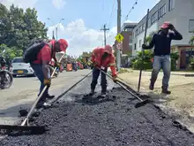 Con maquinaria y obreros, Infraestructura recupera la malla vial urbana y rural en Cali