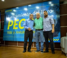 El técnico Pecoso Castro recibió homenaje por sus 50 años en el fútbol 