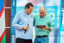 El técnico Pecoso Castro recibió homenaje por sus 50 años en el fútbol 