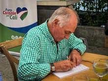 El técnico Pecoso Castro recibió homenaje por sus 50 años en el fútbol 
