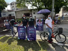 Comerciantes reciben calendarios e información tributaria en sus establecimientos