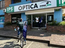 Comerciantes reciben calendarios e información tributaria en sus establecimientos