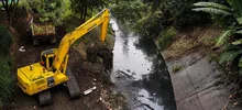 Emcali de frente contra la basura arrojada por inescrupulosos al canal Oriental de aguas lluvias