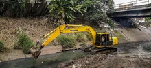 Emcali de frente contra la basura arrojada por inescrupulosos al canal Oriental de aguas lluvias