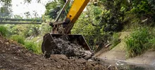 Emcali de frente contra la basura arrojada por inescrupulosos al canal Oriental de aguas lluvias